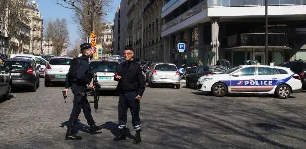 Policiais cercam região próxima ao prédio do FMI em Paris após explosão de uma carta-bomba