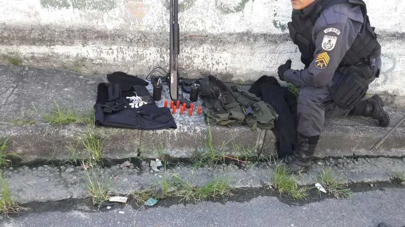 Com os jovens foram encontradas drogas, arma e rádio comunicador