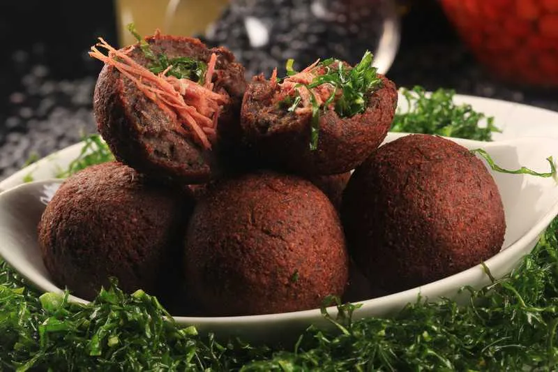 Bolinho de feijoada - À Mineira Gourmet - e segunda a sexta, o almoço custa R$36,90, enquanto o jantar nesse mesmo período é R$42,90. Sábado e domingo o valor é de R$49,90 e R$54,90, respectivamente.


