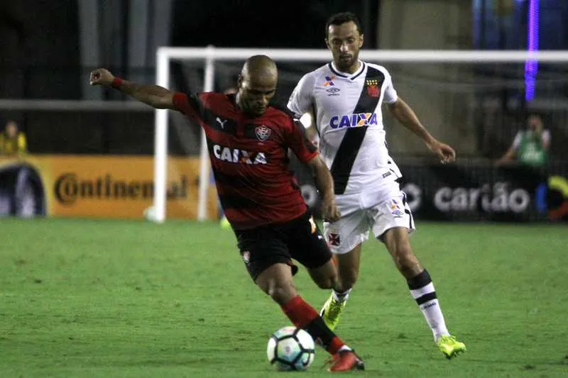 O camisa 10 cruzmaltino Nenê teve atuação discreta diante do Vitória, ontem à noite, em Salvador