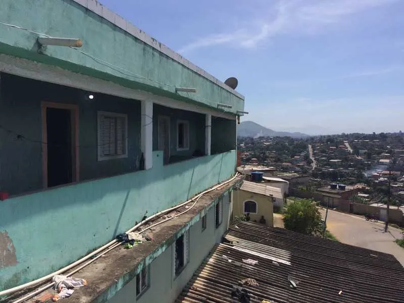 Dois jovens morreram no local e os outros três foram socorridos mas não resistiram aos ferimentos