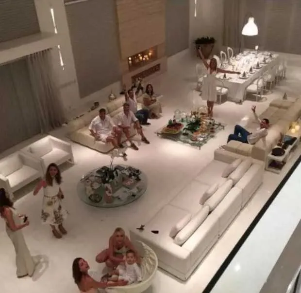 Internautas não pouparam as piadas com Ana Kickmann, nos últimos dois dias. Isso porque uma foto da sala gigantesca da casa da apresentadora foi redescoberta nas redes socais. "A sala da casa da Ana Hickmann é do tamanho da minha casa" e "Quantos campos de futebol cabem dentro da casa da Ana Hickmann" foram alguns dos comentários no Twitter.