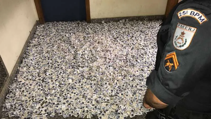 PMs apreenderam cerca d 8,8 mil papelotes de cocaína