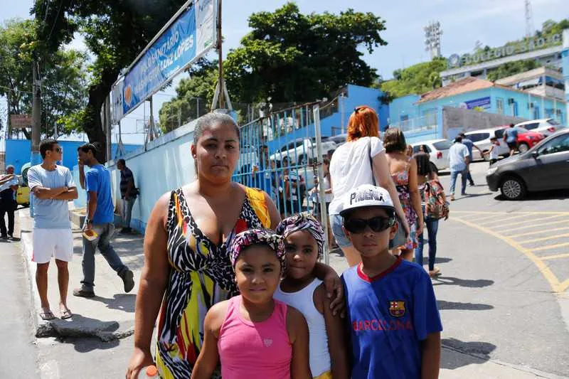 Marcela Firmino, de 30 anos, levou a mãe e os três filhos ao Pólo Sanitário no bairro Zé Garoto