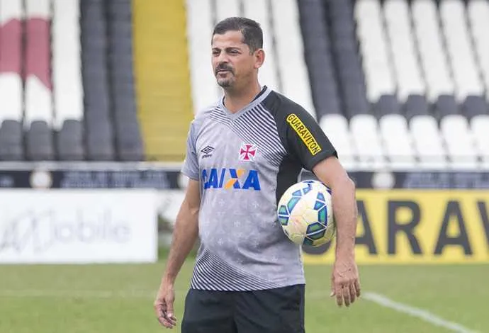 O auxiliar Valdir comanda a equipe contra o Glorioso amanhã
