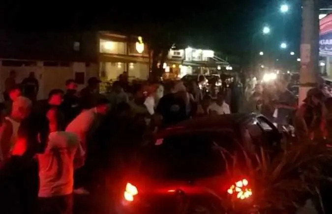 Local do crime ficou cheio de curiosos que estavam em bares e lanchonetes das proximidades