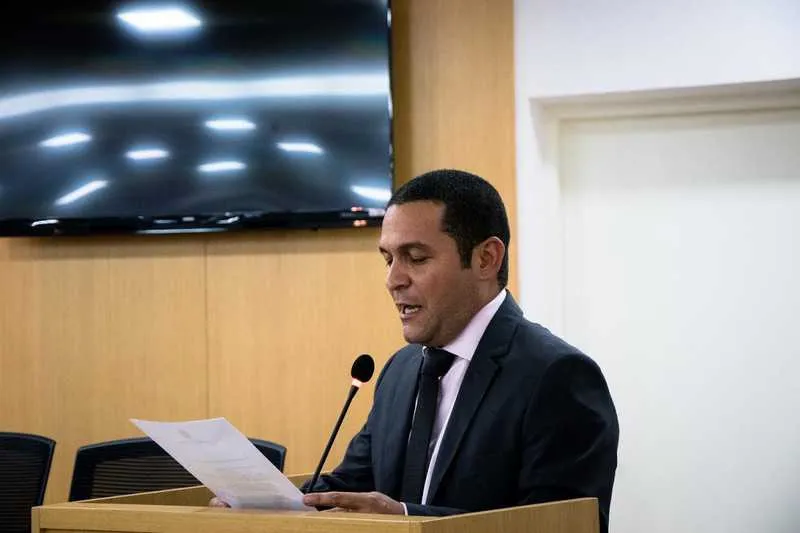 Sandro Almeida argumenta que empresa não cumpriu nem 20% dos contratos do município