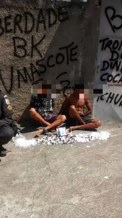  Rapazes estavam com rádios, cocaína, crack, balança e R$18

