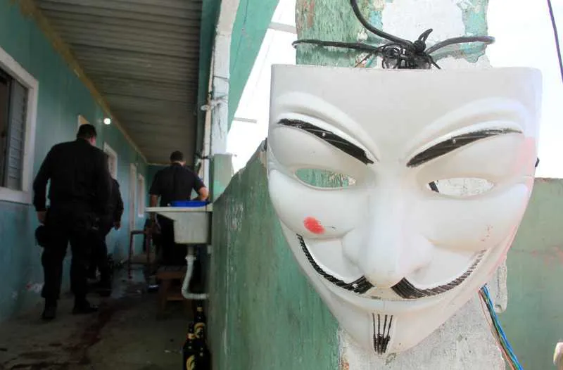 Segundo agentes da DH, casa onde os jovens foram executados era utilizada por traficantes do Morro do Abacatão como ponto de venda de drogas