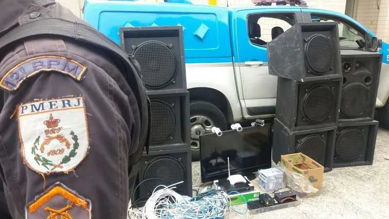 Equipamentos do baile funk e da central foram apreendidos