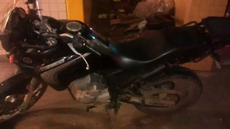 Moto Yamaha 250 preta estava com homem no Boassu