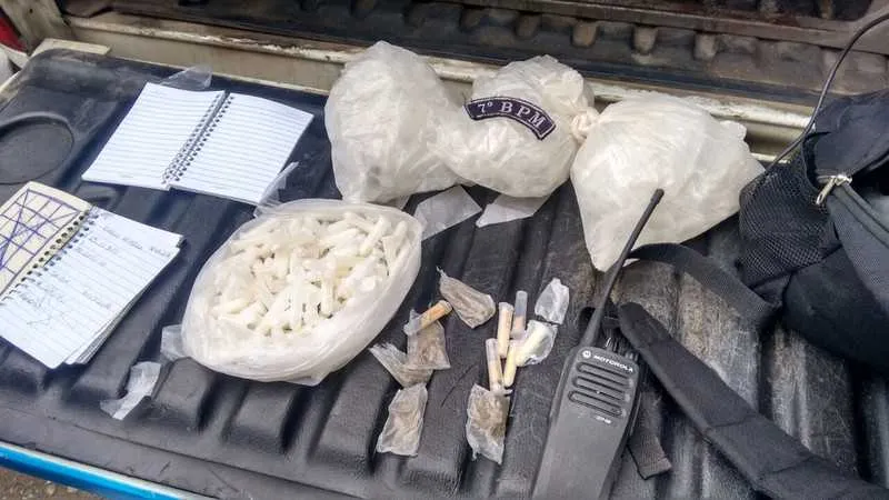 Policiais apreenderam cocaína, rádio e cadernos na casa