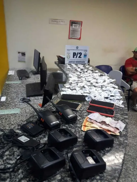  Policiais apreenderam drogas, celulares e R$ 70 em Búzios