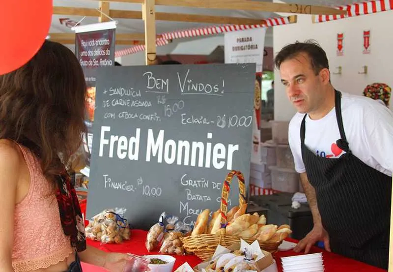 O chef Fred Monnier apresenta seus famosos sanduíches artesanais