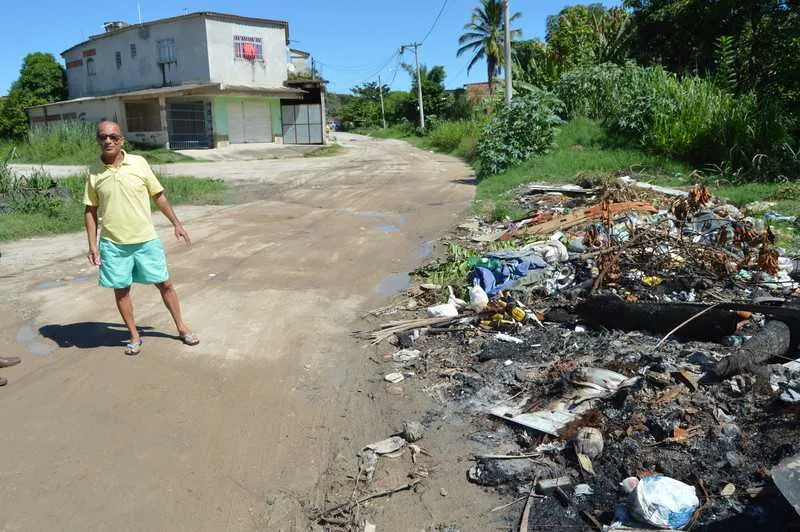 De acordo com os moradores, as ruas de loteamento em Manilha não têm pavimentação, rede de esgoto e falta coleta de lixo