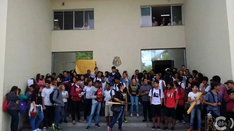 Manifestantes são contra o término do ensino médio