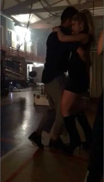Shakira pode estar grávida de seu terceiro filho! A cantora, casada com o jogador Gerard Piquet, zagueiro do Barcelona, levantou rumores de uma nova gravidez nas redes sociais após publicar um vídeo dançando em seu novo hit, "Deja Vu"!, com o cantor Prince Royce. Nas imagens, Shakira aparece com uma barriguinha em seu vestido preto. Piquet e a cantora, que já tem dois filhos, de 4 e 2 anos, não negaram nem confirmaram a gravidez. 