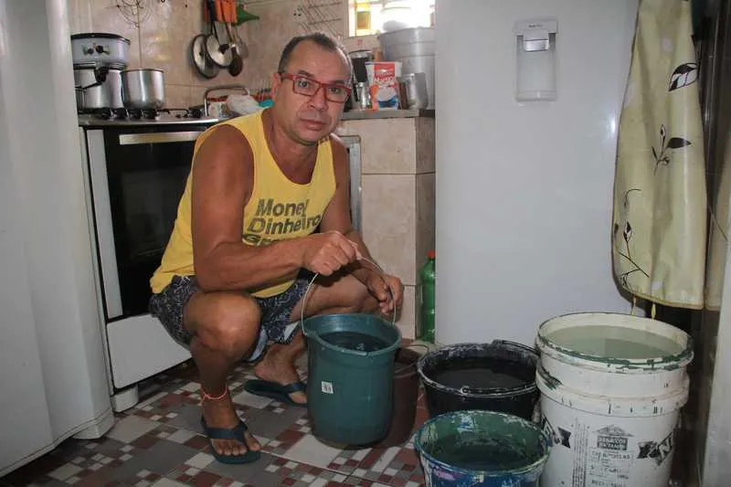 Antônio junta baldes de água para não deixar faltar para tratamento de sobrinho especial