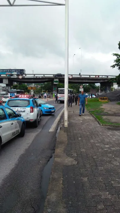Policiais negociam com assaltantes para liberação dos reféns