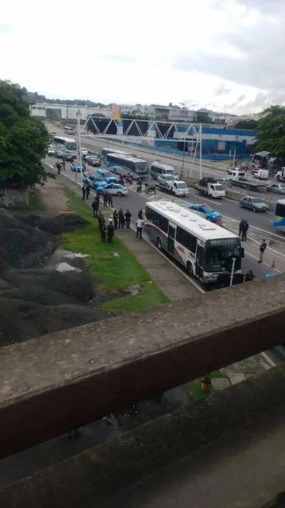 Bandido se entrega e reféns são liberados sem ferimentos em Niterói