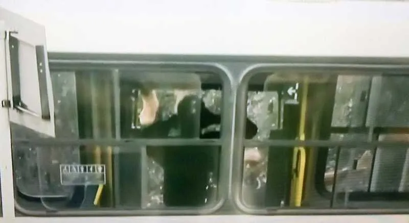 Vigiado por agentes federais, assaltante desceu do ônibus com as mãos na cabeça, dando fim ao assalto