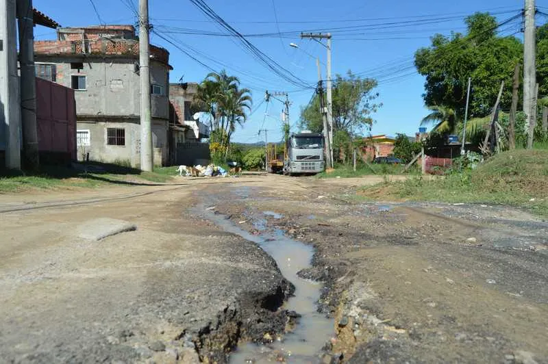 A Rua Antonio Gustavo de Mesquita, em Manilha, ainda é de terra batida e aindak tem valas