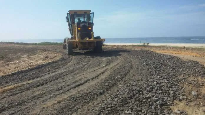 Várias ruas da cidade estão sendo niveladas com máquinas