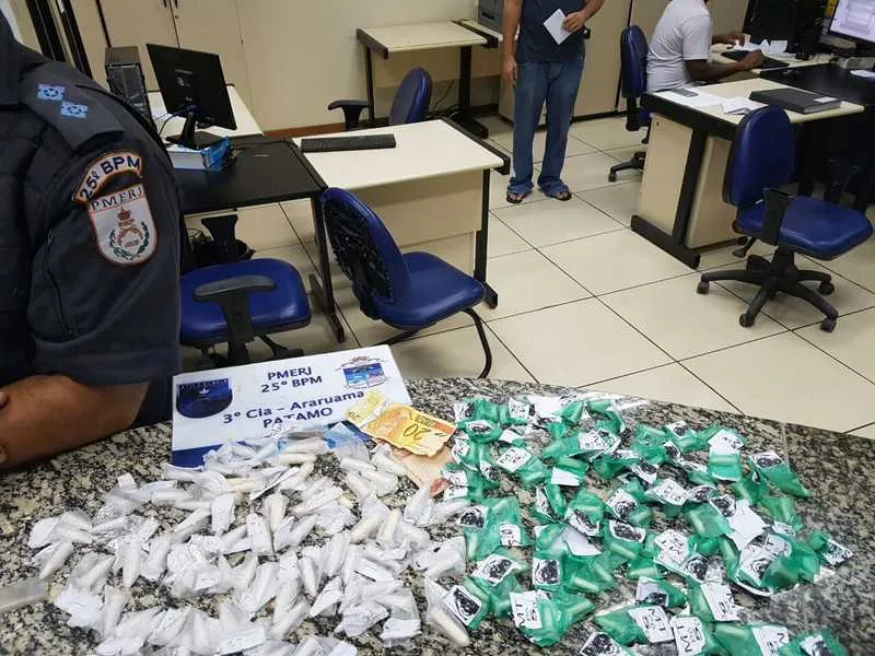 Com os suspeitos, policiais encontraram cocaína e maconha
