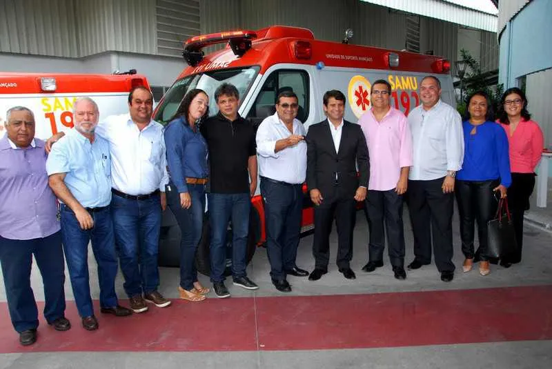Prefeito José Luiz Nanci recebeu as novas ambulâncias no Hospital Estadual Alberto Torres