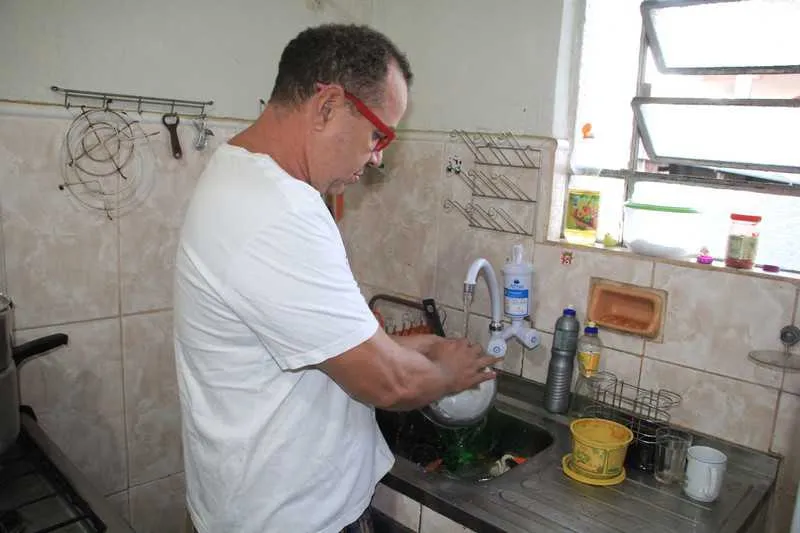 Com a água que caiu ontem, Antonio só conseguiu lavar a louça