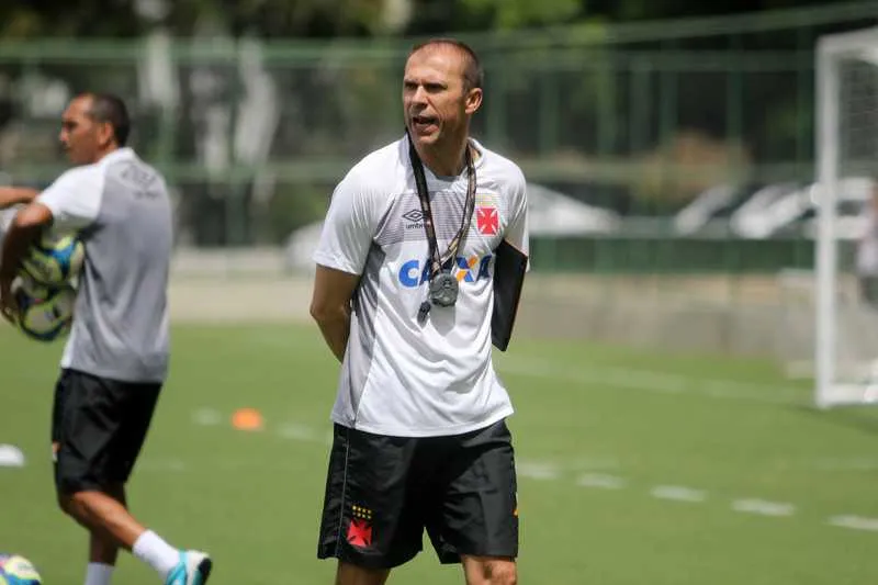  Milton Mendes passou instruções no treino de ontem à tarde