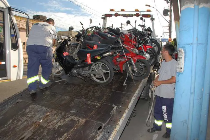 Em conjunto com a Secretaria Municipal de Segurança Pública e a Guarda Municipal, o 7º Batalhão de Polícia Militar (BPM) realizou, na tarde desta quarta-feira (22/03), no Mutondo, operação de fiscalização contra motocicletas irregulares. 