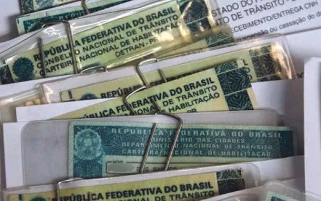 Os motoristas notificados têm que entregar o documento imediatamente na sede do Detran