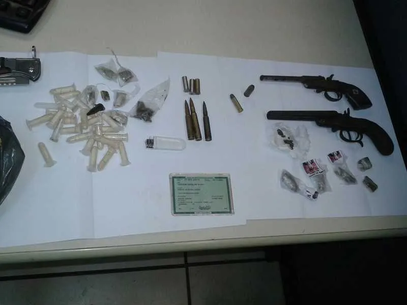 Além das drogas, policiais apreenderam duas armas e munições