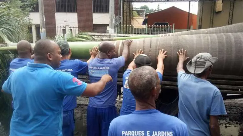  Equipes da Secretaria de Desenvolvimento Urbano e Meio Ambiente realizaram a retirada de árvores que foram plantadas indevidamente ao longo da via e estavam danificando a rede de manilhas.