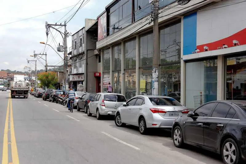Rua Doutor Getúlio Vargas, em Santa Catarina, é usada como estacionamento nos dois sentidos