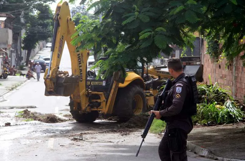 Foram retiradas barreiras colocadas pelos traficantes em diferentes ruas do Jardim Catarina
