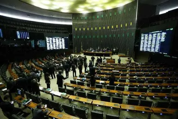 Sob protestos, texto foi aprovado por 231 a favor, 188 contra e 8 abstenções.