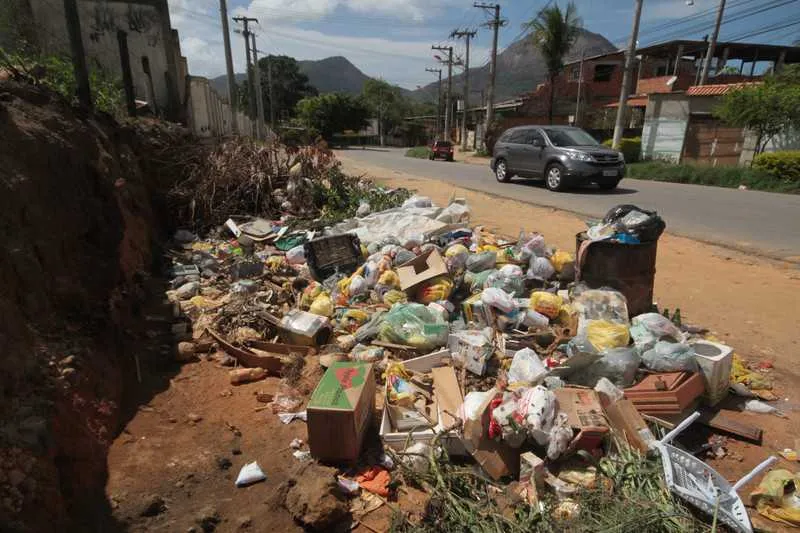 Em diferentes ruas do bairro, há todo tipo de lixo acumulado, inclusive eletrônicos e móveis