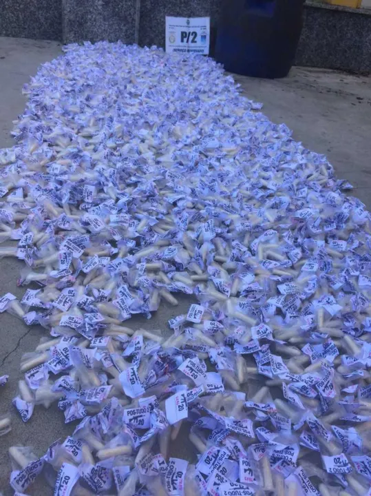 Drogas avaliadas em R$ 55 mil estavam em dois tonéis