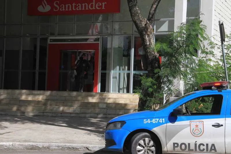 Dois homens usaram maçaricos para roubar caixas eletrônicos