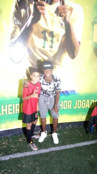 O menino Kauan Alves foi só alegria ao tirar foto com ídolo