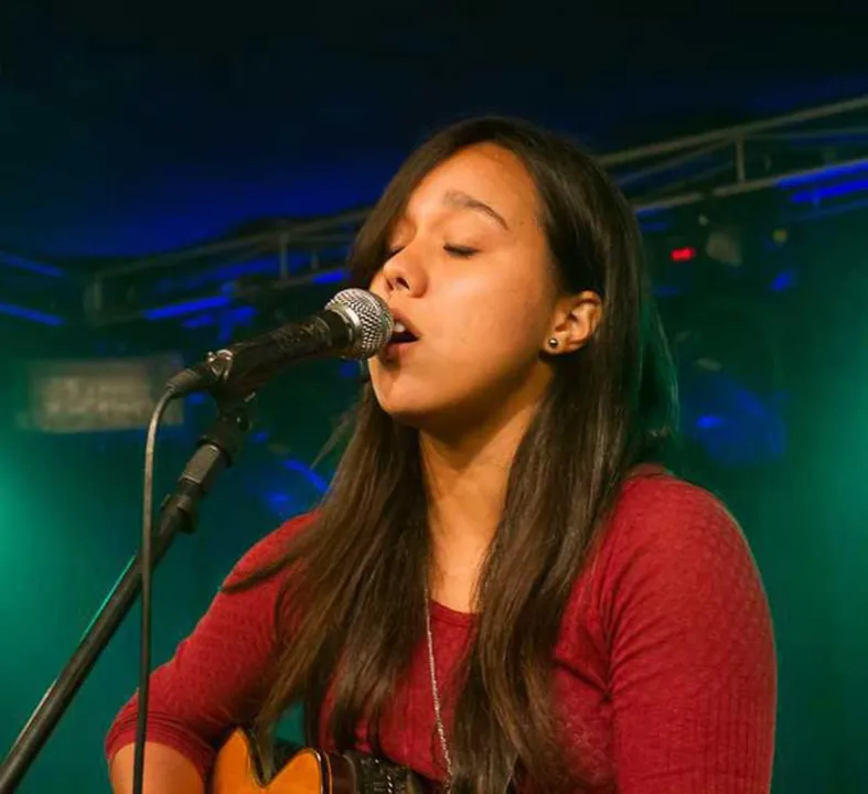 A jovem cantora niteroiense cantará na Praça de Alimentação do Bay Market