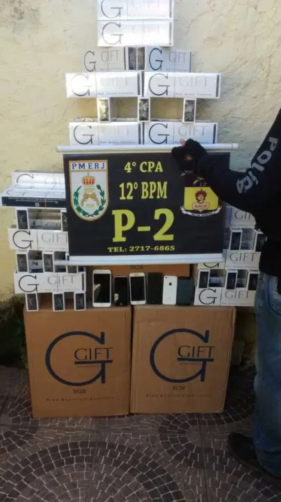 A jovem, de 19 anos, contrabandeava cigarros e celulares