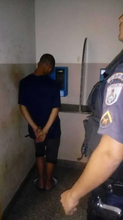 Contra o jovem havia um mandado de prisão em aberto por roubo