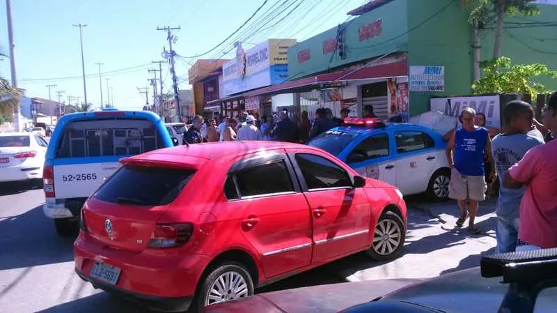 Dilson conversa com um amigo quando foi alvo dos disparos