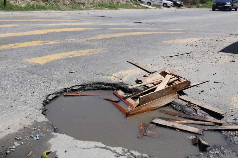 Os buracos ao longo da estrada a tornam propícia a acidentes em diferentes trechos na região