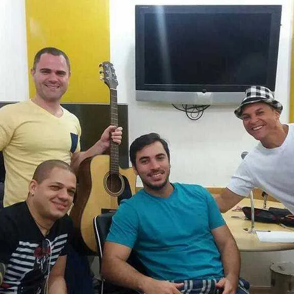 Se você sente falta dos sucessos de bandas como Asa de Águia, Chiclete com Banana e Timbalada, da década de 90 e do início dos anos 2000, já pode acabar com a nostalgia, com muito Axé junto à Banda Água de Fogo, com o seu projeto 'Lá no Farol - Axé Retrô'.