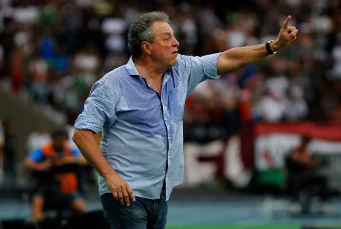 No intervalo do duelo contra o Glorioso, Abel Braga mexeu com o brio dos jogadores tricolores