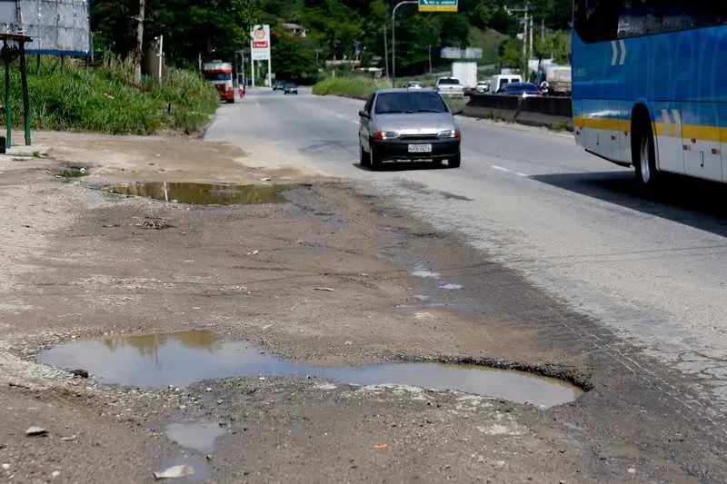  Imensas crateras se abriram em diferentes trechos da Rodovia Amaral Peixoto (RJ-106), que liga São Gonçalo a Região dos Lagos, aumentando os riscos de acidentes de trânsito ao longo da rodovia